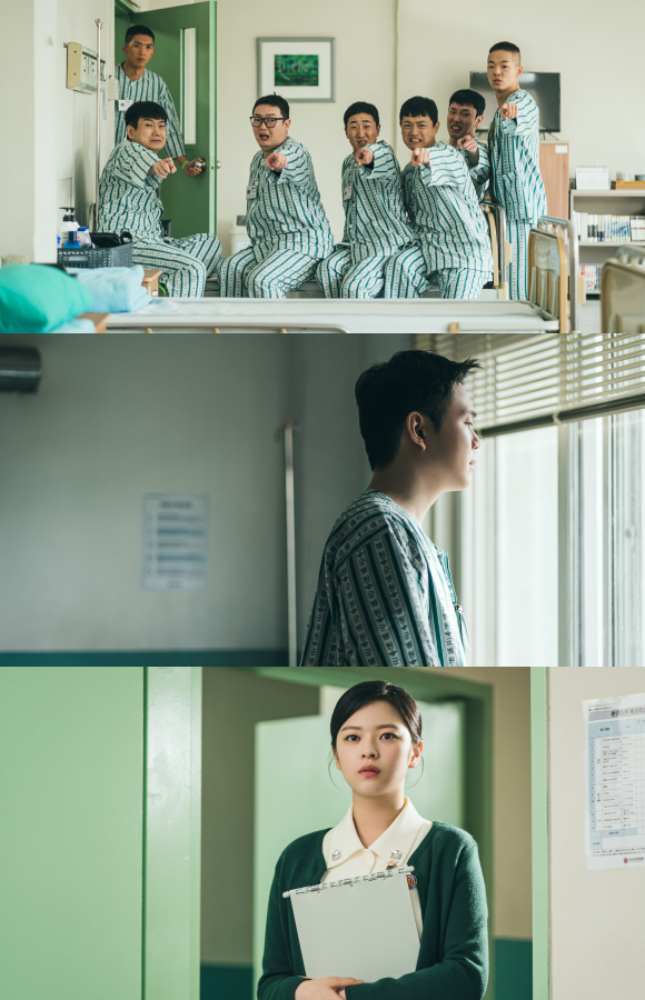 영화 '신병 더 무비: 군병원에 귀신이 산다'가 오는 12월 30일로 개봉일을 확정하고 새로운 스틸컷을 공개했다. /KT스튜디오지니