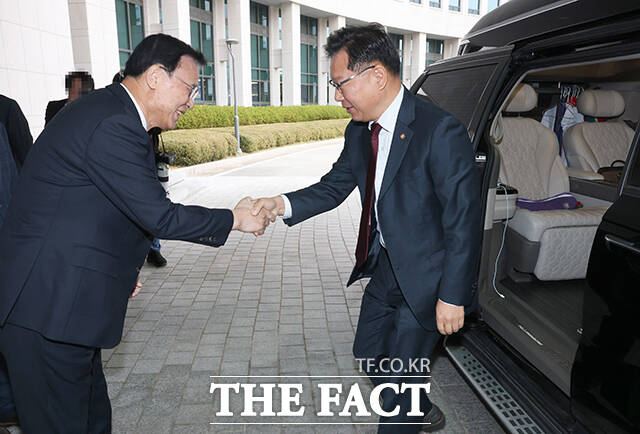 이종석 국가정보원장이 29일 서울 국가정보원 청사에서 열린 국회 정보위원회 국가정보원에 대한 국정감사에 출석하고 있다. /국회사진기자단