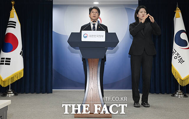 홍지선 국토교통부 장관이 29일 오전 서울 종로구 정부서울청사에서 제2차 주택공급에 대한 정례브리핑을 하고 있다. /박헌우 기자