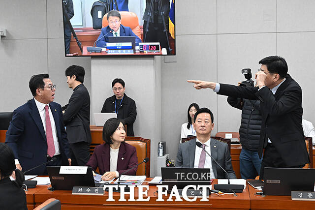 항의하는 이상휘 의원(왼쪽)과 김 의원, 그리고 중재하는 한병도 위원장.