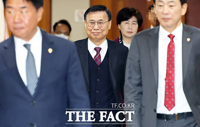 이종석 국가정보원장이 29일 서울 국가정보원 청사에서 열린 국회 정보위원회 국가정보원에 대한 국정감사에 출석하고 있다. /국회사진기자단