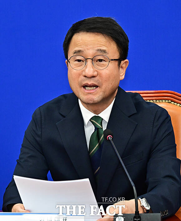 한병도 더불어민주당 원내대표(가운데)가 29일 오전 서울 여의도 국회에서 열린 정책조정회의에 참석해 모두발언을 하고 있다. /국회=배정한 기자