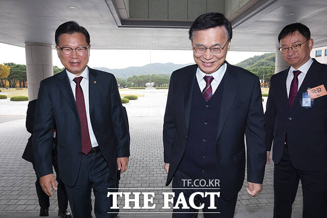 이종석 국가정보원장이 29일 서울 국가정보원 청사에서 열린 국회 정보위원회 국가정보원에 대한 국정감사에 출석하고 있다. /국회사진기자단