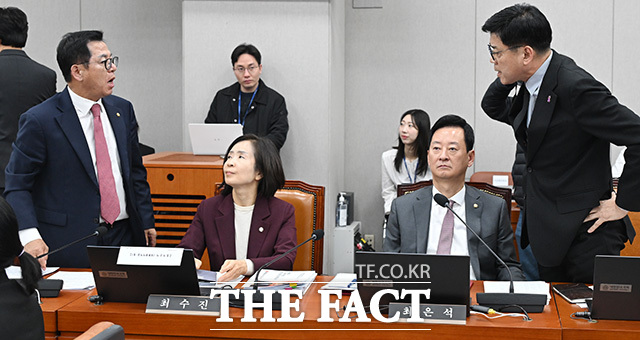 대통령비서실 등에 대한 국정감사에서 언쟁하는 이상휘 국민의힘 의원(왼쪽)과 김준형 조국혁신당 의원(오른쪽).