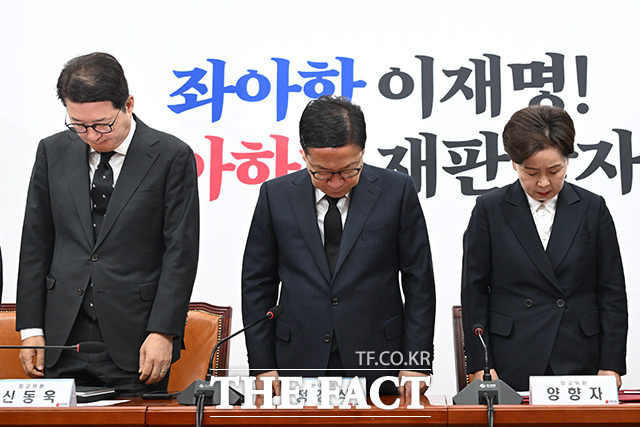 최고위원회의에서 모두발언 하는 정 원내대표(가운데).