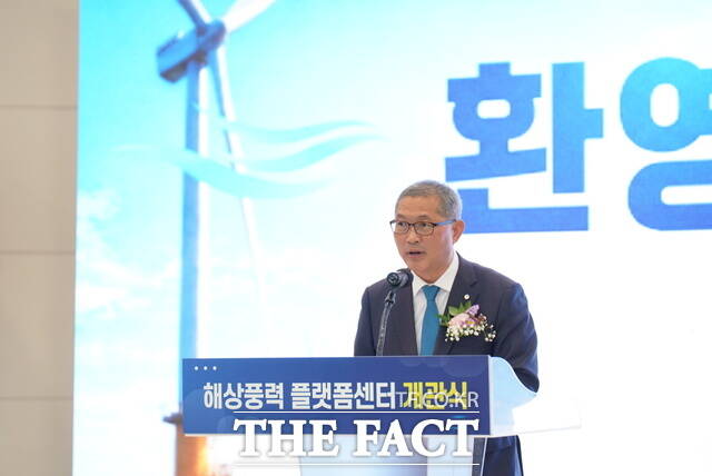 29일 목포시 목포신항에 건립된 '목포해상풍력 플랫폼센터' 개관식에서 강성휘 목포시장이 인사말을 하고 있다. /목포시