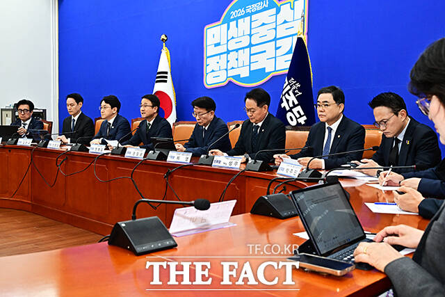 한병도 더불어민주당 원내대표(가운데)가 29일 오전 서울 여의도 국회에서 열린 정책조정회의에 참석해 모두발언을 하고 있다. /국회=배정한 기자