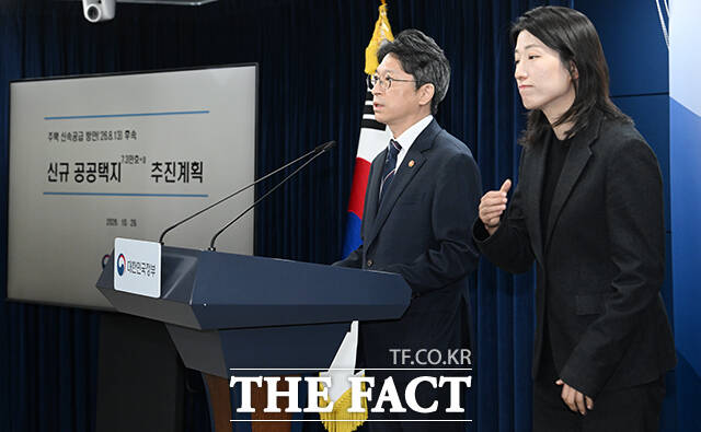 홍지선 국토교통부 장관이 29일 오전 서울 종로구 정부서울청사에서 제2차 주택공급에 대한 정례브리핑을 하고 있다. /박헌우 기자