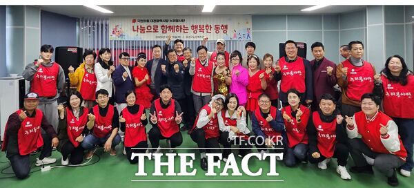 국민의힘 대전시당 누리봉사단이 29일 대전 유성구노인복지관을 찾아 시설 주변 환경정화와 배식 및 설거지 등의 봉사활동을 펼쳤다. 이날 봉사활동에는 오경석 유성을 당협위원장과 이택구 유성갑 당협위원장, 유미자·양명환·유대혁·오현 유성구의원, 김명현·김세원 서구의원, 지역 인사와 봉사자 등 30여 명이 참석했다. /국민의힘 대전시당