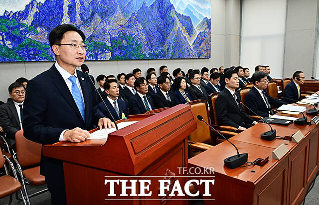 업무보고에 앞서 인사말하는 임광현 대통령비서실장.