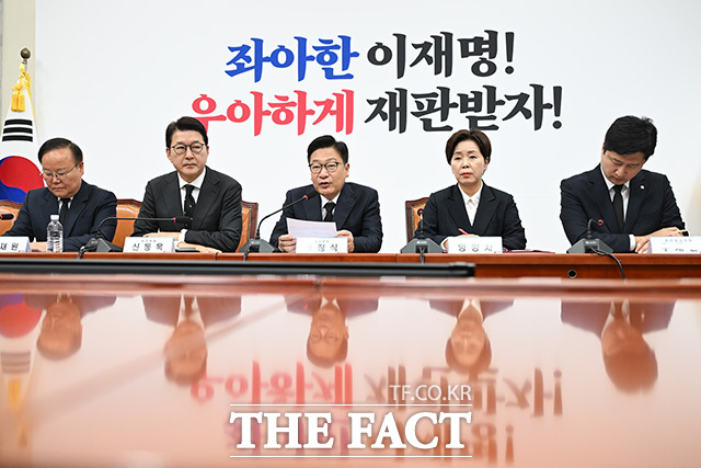 최고위원회의에서 모두발언 하는 정 원내대표(가운데).