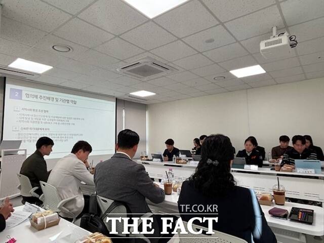 경기 광주시 관계 기관 담당자들이 28일 열린 '2026년 제2차 정신건강 위기 대응 협의체' 회의에서 자살 예방 대책과 정신건강 위기 대응 협력 방안을 논의하고 있다. /광주시