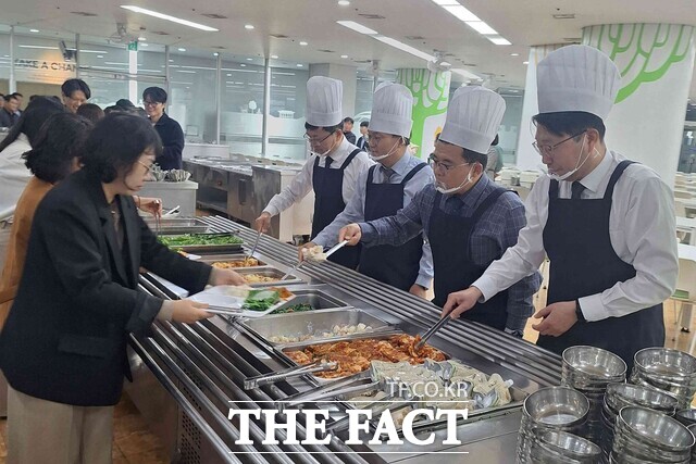 전남광주통합특별시는 29일 광주청사 구내식당에서 농협중앙회 전남본부와 함께 닭고기 먹는 날 ‘동심달닭’ 행사를 열었다고 밝혔다. /전남광주시