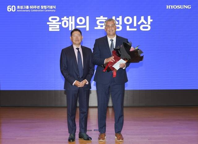 조현준 효성그룹 회장이 '올해의 효성인상'을 수상한 제이슨 닐 효성HICO 법인장과 기념 촬영을 하고 있다. /효성그룹