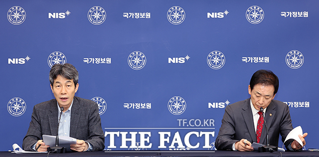 국가정보원은 정동영 통일부 장관의 이른바 '구성 발언' 등으로 한미 간 일부 정보 공유가 제한되고 있다고 밝혔다. 사진은 29일 서울 국가정보원 청사에서 열린 국회 정보위원회의 국정감사 정회 직후 브리핑하는 윤건영 더불어민주당 의원(왼쪽)과 유영하 국민의힘 의원. /국회사진기자단