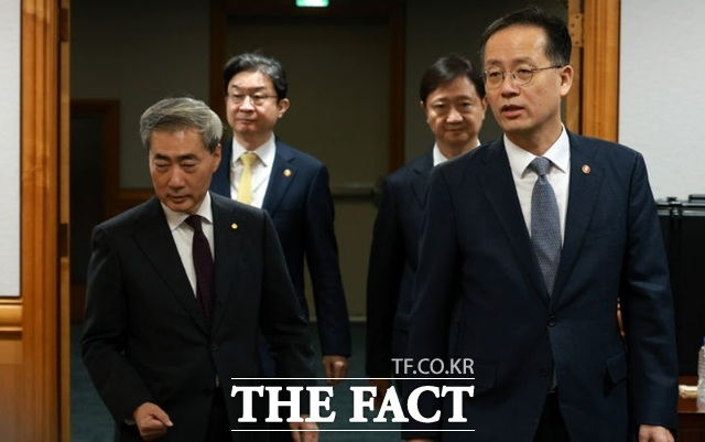 이형일 부총리 겸 재정경제부 장관(오른쪽부터), 이찬진 금융감독원장, 이억원 금융위원장, 신현송 한국은행 총재가 29일 오전 서울 중구 서울은행회관에서 열린 확대거시경제금융회의에 참석하고 있다. /뉴시스