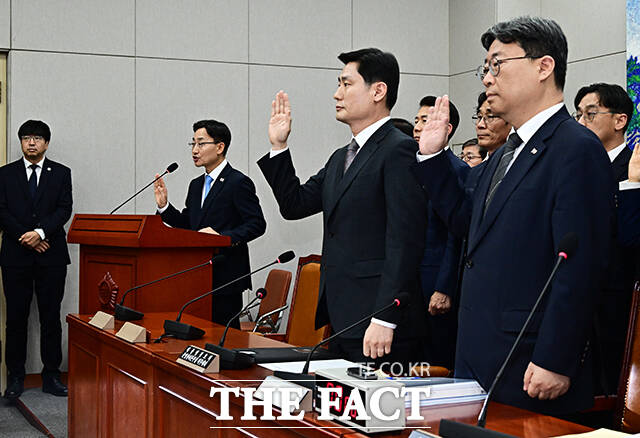 증인선서하는 임광현 대통령비서실장과 윤기현 대통령경호처 운영관리본부장 직무대리, 하준경 청와대 정책실장(왼쪽 두번째부터).