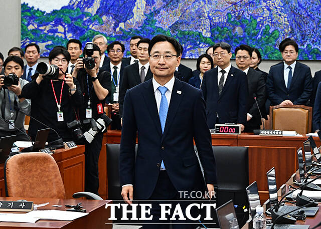 증인선서 마친 뒤 선서문 제출을 위해 이동하는 임광현 대통령비서실장.