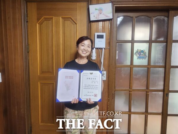 시어머니와 친정어머니, 두 어머니를 16년 간 모셔 한국효문화진흥원으로부터 '효행감사장'을 받은 대전시 대덕구민 유화자 씨. /한국호문화진흥원