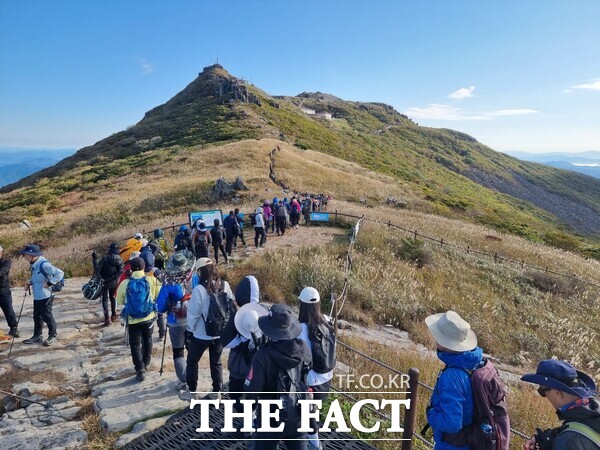 시민들이 무등산 정산권을 오르고 있다. /전남광주시