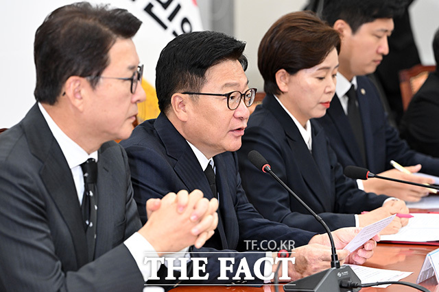 최고위원회의에서 모두발언 하는 정 원내대표(가운데).
