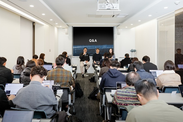 29일 서울 종로구에서 열린 'GM 테크 미디어 라운드 테이블'에서 김형민 GM 테크니컬센터 코리아 부장(왼쪽 첫 번째)과 박상영 부장(왼쪽 두 번째)이 기자들의 질문에 답하고 있다. /한국GM