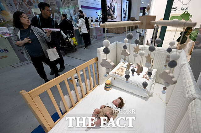'코엑스 코베 베이비페어'가 29일 오전 서울 강남구 코엑스 A홀에서 개막한 가운데 관람객들이 유아용 카시트를 둘러보고 있다. /박상민 기자