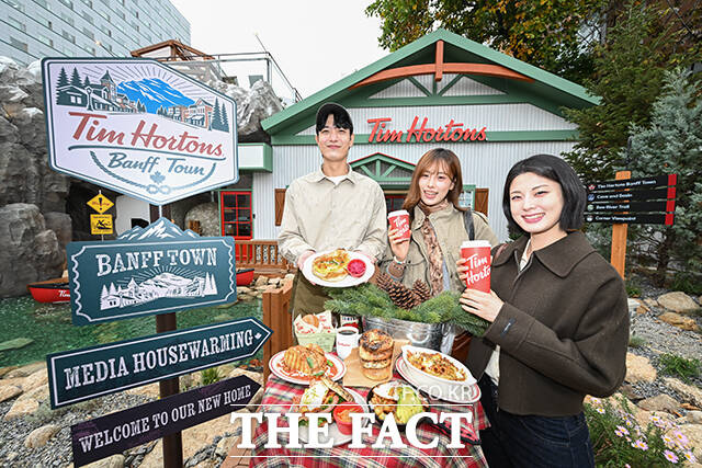 캐나디안 커피하우스 팀홀튼의 모델들이 29일 오전 서울 성동구 '팀홀튼 밴프 타운 성수점' 플래그십 스토어에서 열린 개점 행사에서 포즈를 취하고 있다. /남윤호 기자
