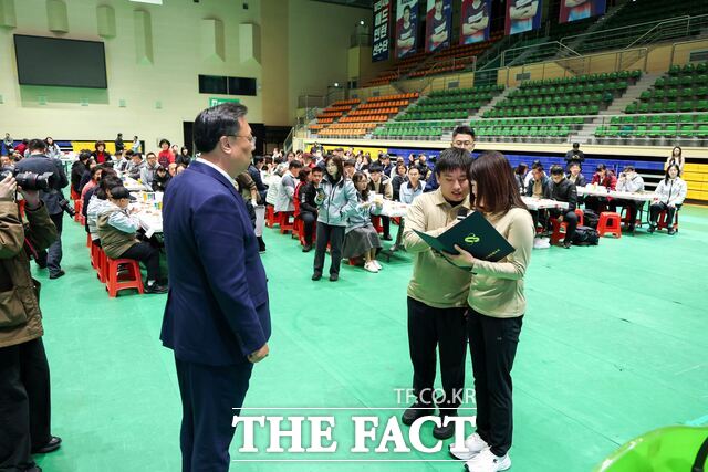 당진시는 28일 당진실내체육관에서 제32회 충남도 장애인체육대회 선수단 결단식을 개최했다. /당진시