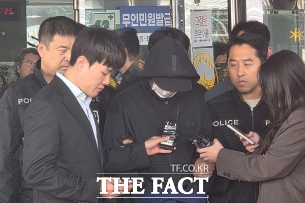 지난 27일 오전 대전시 동구 동부경찰서 유치장에서 전 연인을 살해하고 도주한 혐의를 받는 40대 남성 A씨가 구속 전 피의자 신문(영장실질심사)을 받기 위해 호송 차량으로 이동하고 있다. /뉴시스