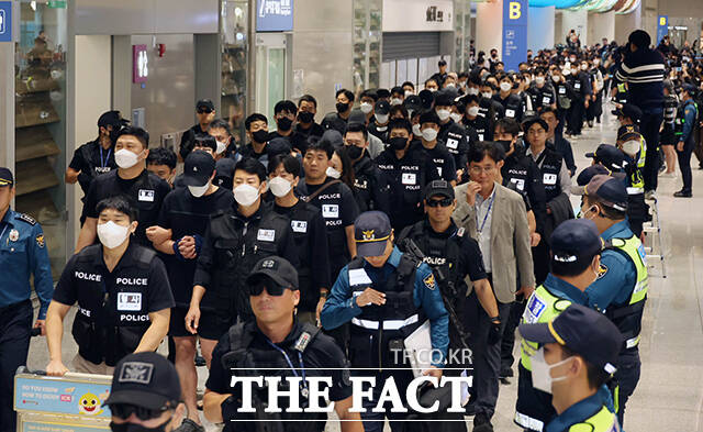 경찰청 국가수사본부(국수본)는 29일 피싱 범죄 검거·예방 분야 우수사례 15건을 선정해 총 5000만원의 특별성과 포상금을 지급한다고 밝혔다. 사진은 지난해 10월 캄보디아에서 보이스피싱과 로맨스스캠 등 범죄에 가담했다가 구금된 한국인 64명이 국내로 송환돼 호송차로 향하고 있는 모습. /장윤석 기자