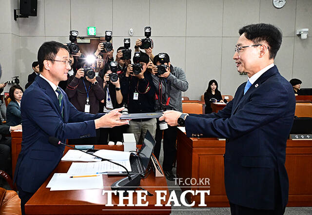 한병도 운영위원장(왼쪽)에게 선서문 제출하는 임광현 대통령비서실장.