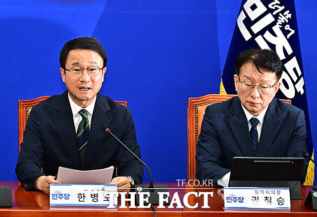 한병도 더불어민주당 원내대표(가운데)가 29일 오전 서울 여의도 국회에서 열린 정책조정회의에 참석해 모두발언을 하고 있다. /국회=배정한 기자