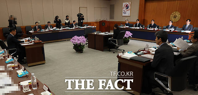 이종석 국가정보원장이 29일 서울 국가정보원 청사에서 열린 국회 정보위원회 국가정보원에 대한 국정감사에 출석하고 있다. /국회사진기자단