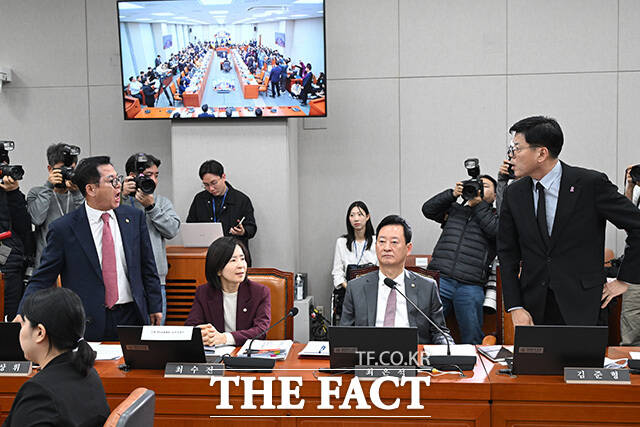 자료제출 요구로 언쟁하는 이 의원(왼쪽)과 김 의원(오른쪽).