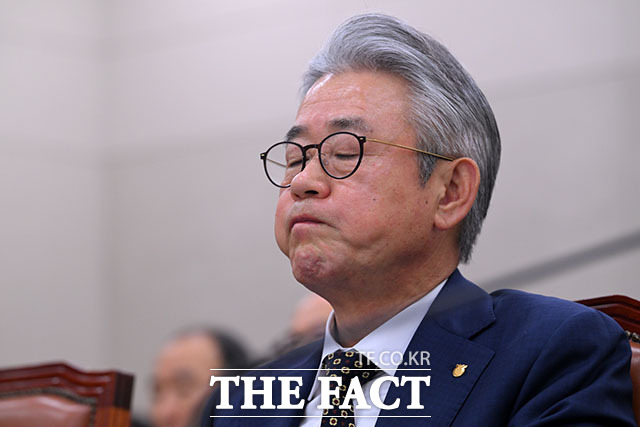 서울경찰청 광역수사단 반부패수사대는 29일 오전 업무상 횡령과 금품수수 등 혐의를 받는 강호동 농협중앙회장을 피의자 신분으로 불러 조사했다. 사진은 강 회장이 지난 16일 오전 서울 여의도 국회에서 열린 농림축산식품해양수산위원회의 농협중앙회 등에 대한 국정감사에 출석해 생각에 잠겨 있는 모습./서예원 기자