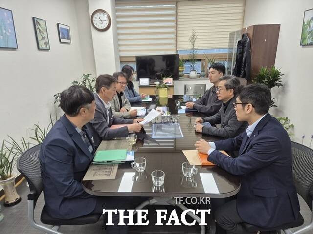 평택시와 삼성전자 관계자들이 29일 평택시청에서 열린 환경 현안 간담회에서 반도체 방류수 내 미량오염물질 관리 및 저감 대책을 논의하고 있다. /평택시