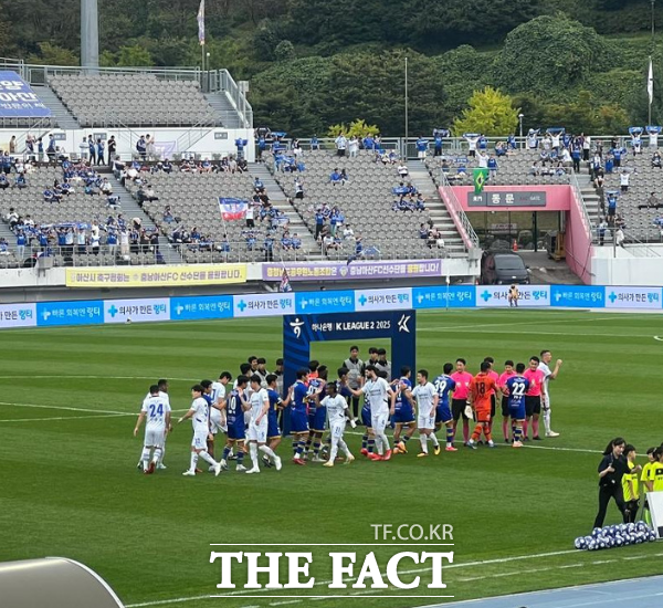 충남아산FC 선수들이 홈경기를 앞두고 그라운드에 입장하고 있다. 충남도와 아산시의 구단 지원금이 2023년 50억 원에서 올해 100억 원으로 늘어난 가운데 재정 자립이 과제로 떠오르고 있다. /충남도