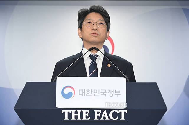 홍지선 국토교통부 장관이 29일 오전 서울 종로구 정부서울청사에서 제2차 주택공급에 대한 정례브리핑을 하고 있다. /박헌우 기자