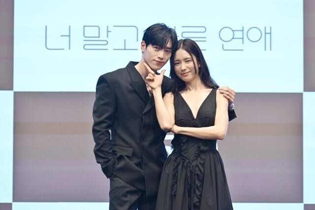 배우 서강준(왼쪽)과 안은진의 만남으로 화제를 모았던 KBS2 토일 드라마 '너 말고 다른 연애'가 길 잃은 개연성으로 아쉬움을 자아내고 있다. /KBS