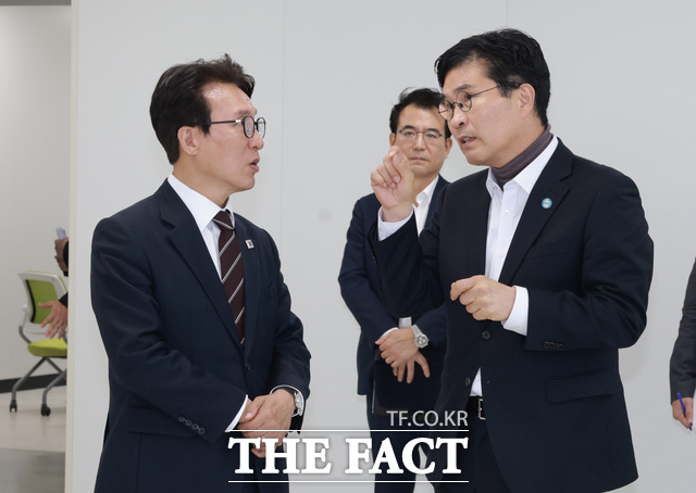 29일 새만금개발청과 현대차 새만금 부지에서 열린 국회 메가성장특위 새만금 현장 간담회에 이원택 전북도지사(오른쪽)가 김민석 민주당 대표와 현장 간담회를 진행한 가운데 국비 지원 논리 등에 대해 설명하고 있다. /전북도