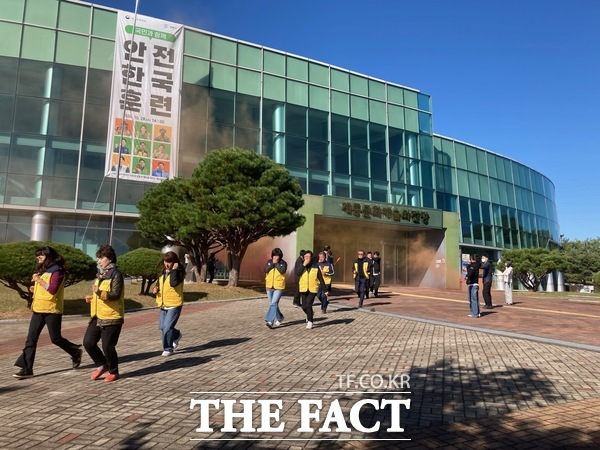 계룡시는 28일 계룡문화예술의전당에서 ‘2026년 재난대응 안전한국훈련’을 실시한 가운데, 화재 등 복합재난 상황을 가정해 관계자들이 건물 밖으로 대피하고 있다. /계룡시