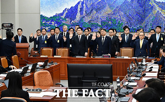 증인선서하는 임광현 대통령비서실장과 윤기현 대통령경호처 운영관리본부장 직무대리, 하준경 청와대 정책실장, 위성락 국가안보실장(앞줄 왼쪽부터).