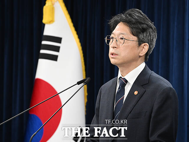 홍지선 국토교통부 장관이 29일 오전 서울 종로구 정부서울청사에서 제2차 주택공급에 대한 정례브리핑을 하고 있다. /박헌우 기자