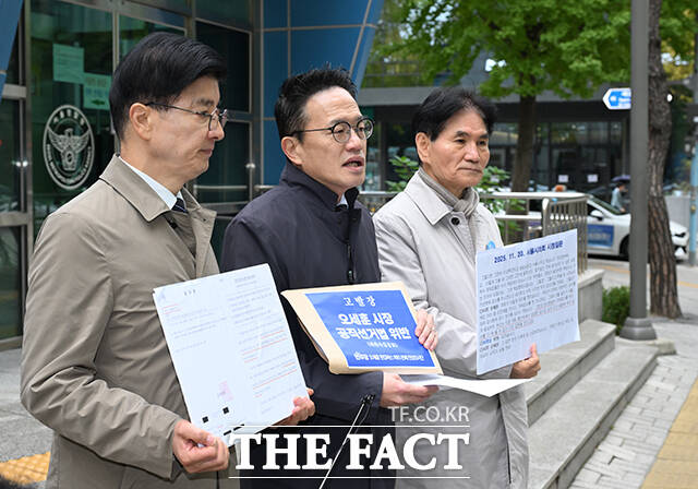 박주민 더불어민주당 오세훈 한강버스 비리 은폐 진상조사단장(오른쪽 가운데)이 29일 오전 서울 종로구 서울경찰청 민원실에서 오세훈 서울시장 공직선거법 위반(허위사실공표) 혐의에 대한 고발장을 접수하고 있다. /박헌우 기자