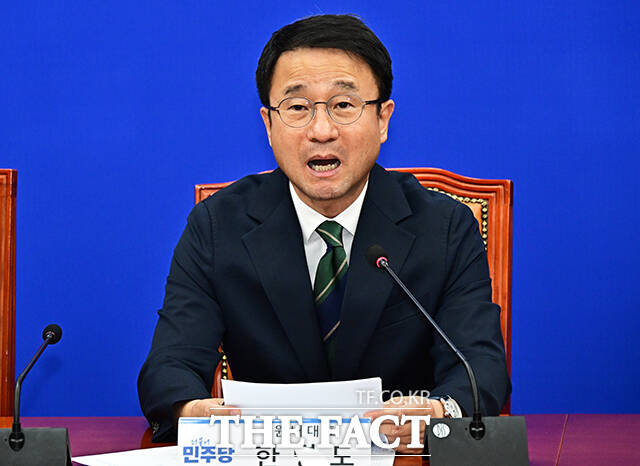 한병도 더불어민주당 원내대표(가운데)가 29일 오전 서울 여의도 국회에서 열린 정책조정회의에 참석해 모두발언을 하고 있다. /국회=배정한 기자