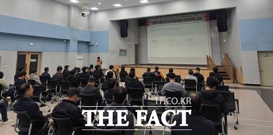 경기도북부소방재난본부가 북부119종합상황실과 소방서 현장대응 부서 인력을 대상으로 산불조심기간 추진대책과 산불 진압방법 등 실무 중심의 대응사항을 자체 교육하고 있다. /경기북부소방재방본부