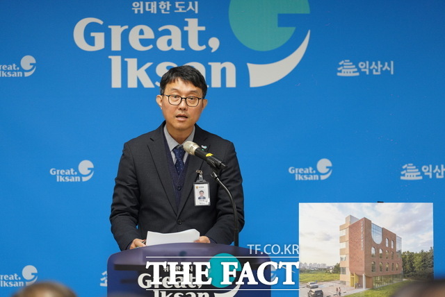 28일 익산시청 브리핑룸에서 이진윤 익산시 보건소장이 정례브리핑을 통해 모아복합센터 사업에 대해 설명하고 있다. /익산시