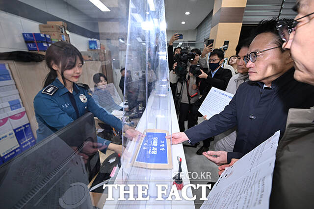 박주민 더불어민주당 오세훈 한강버스 비리 은폐 진상조사단장(오른쪽 가운데)이 29일 오전 서울 종로구 서울경찰청 민원실에서 오세훈 서울시장 공직선거법 위반(허위사실공표) 혐의에 대한 고발장을 접수하고 있다. /박헌우 기자