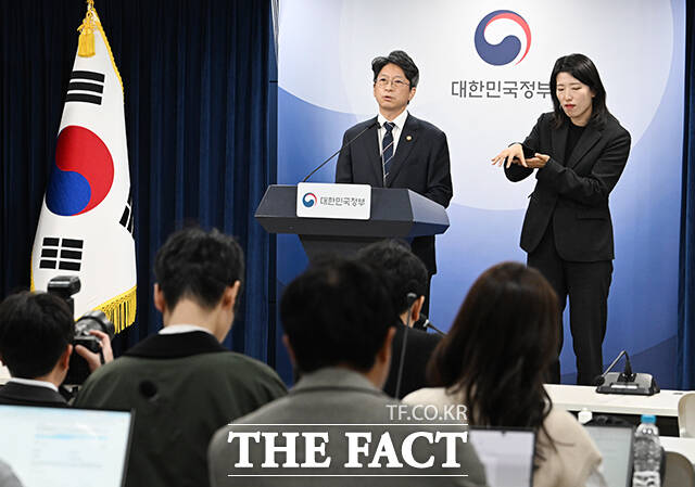 홍지선 국토교통부 장관이 29일 오전 서울 종로구 정부서울청사에서 제2차 주택공급에 대한 정례브리핑을 하고 있다. /박헌우 기자